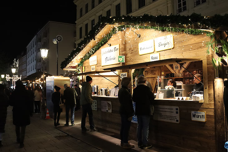 Spöckmeier's Christkindl Stüberl 2022 neu direkt vor dem Alten Hackerhaus in der Sendlingerstr beim Münchner Christkindlmarkt am Marienplatz (©Foto:Martin Schmitz)